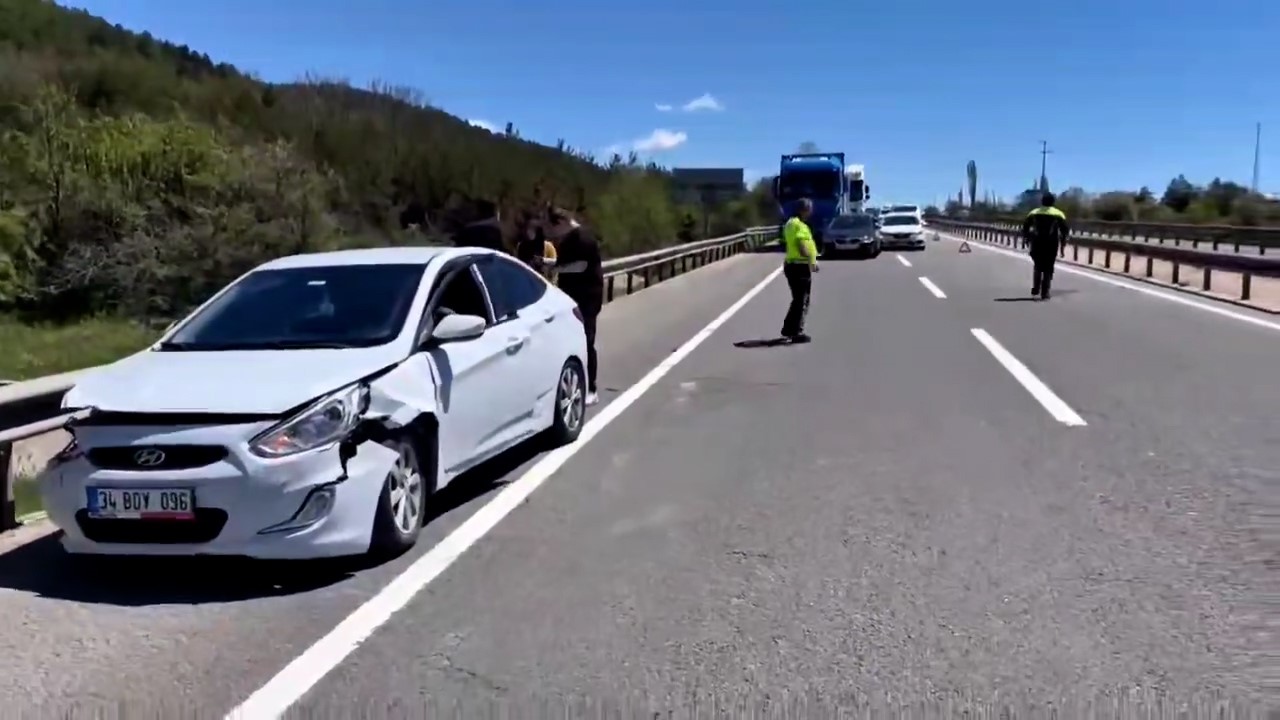 boluda polis ekipleri kaza yapan araci iterek trafigi rahatlatti 1 4VpsLksM