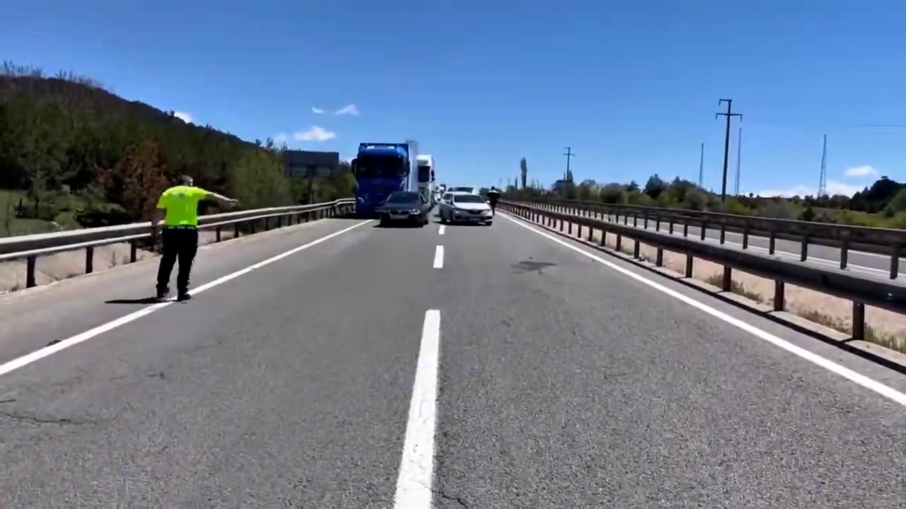 boluda polis ekipleri kaza yapan araci iterek trafigi rahatlatti 2 RhXvHXez