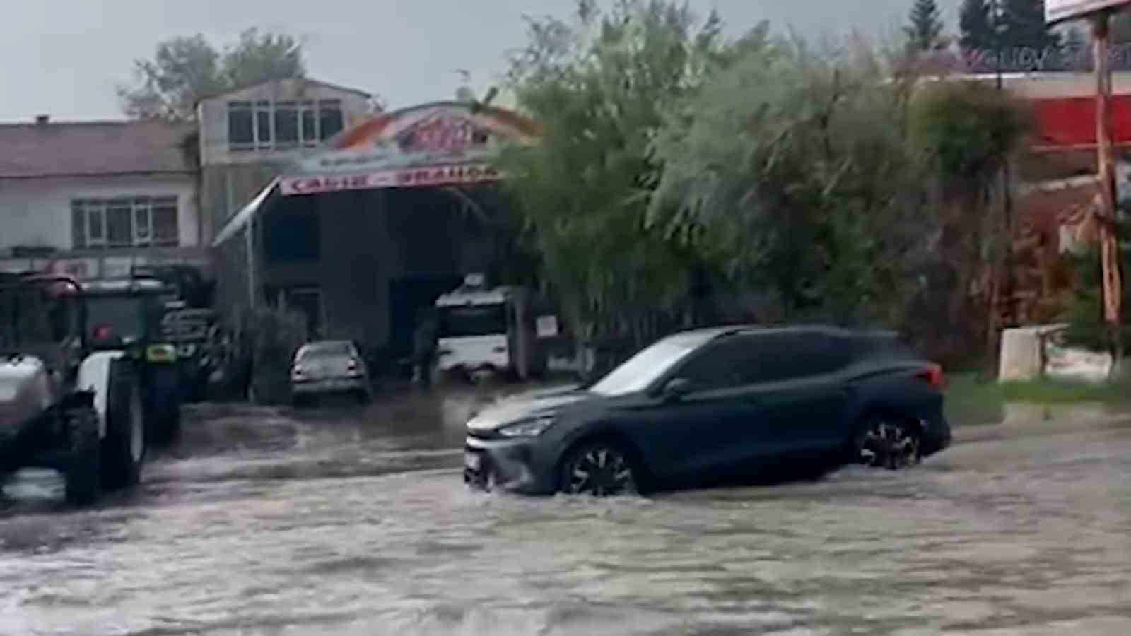 boluda saganak ve dolu sonrasi is yerlerini su basti 1 ARmDqVe5