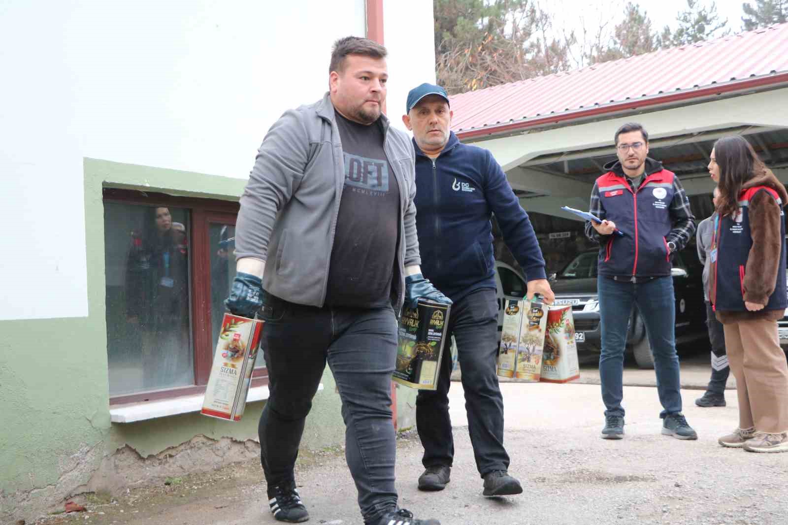 boluda sahte zeytinyagi operasyonu litrelerce sahte urun ele gecirildi 1 cbvqWVfL