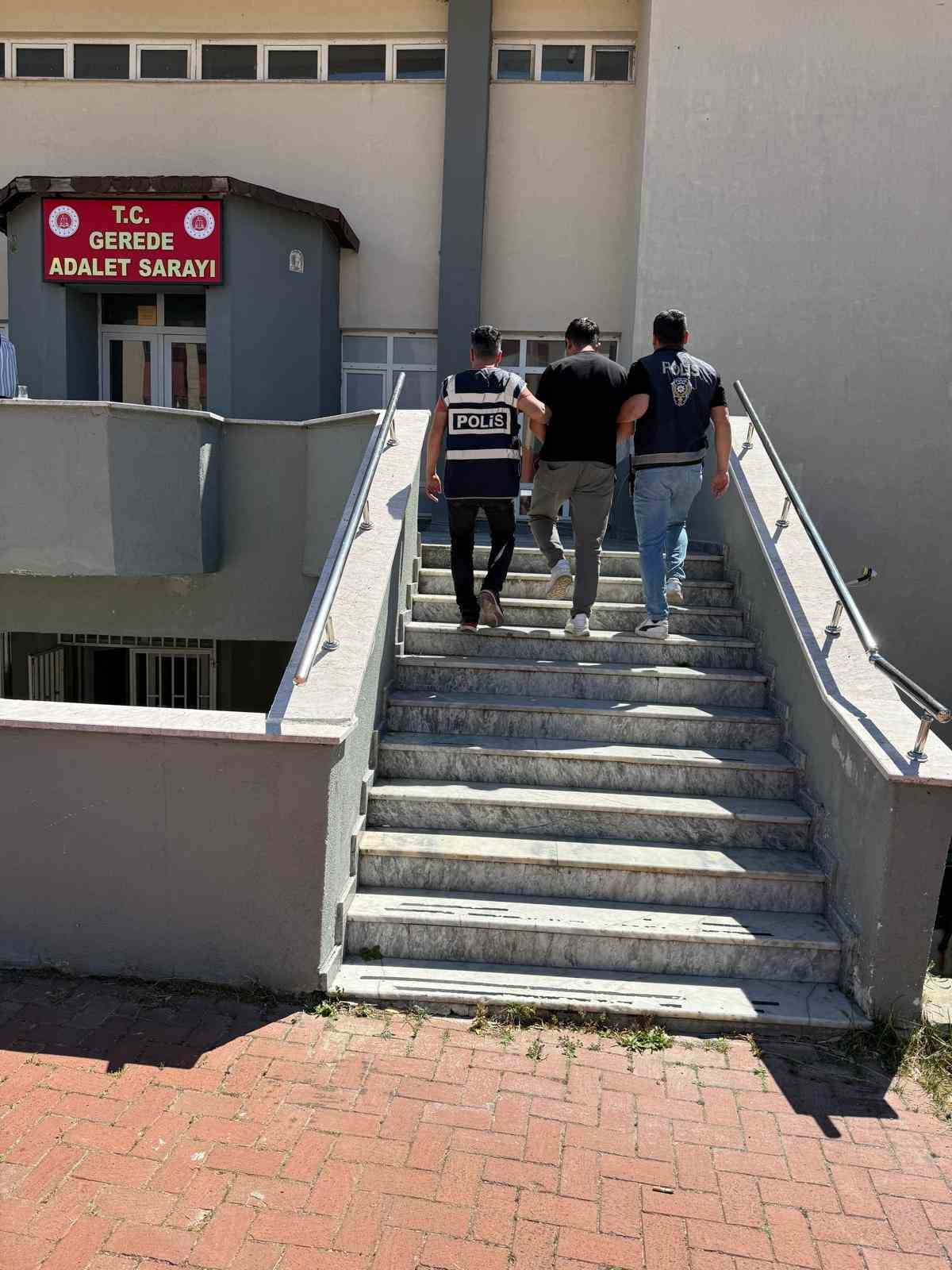 Bolu’da şantiyeden 2,5 milyon liralık malzeme çalan şüpheli tutuklandı 4 boluda santiyeden 25 milyon liralik malzeme calan supheli tutuklandi 0 FitiOczF