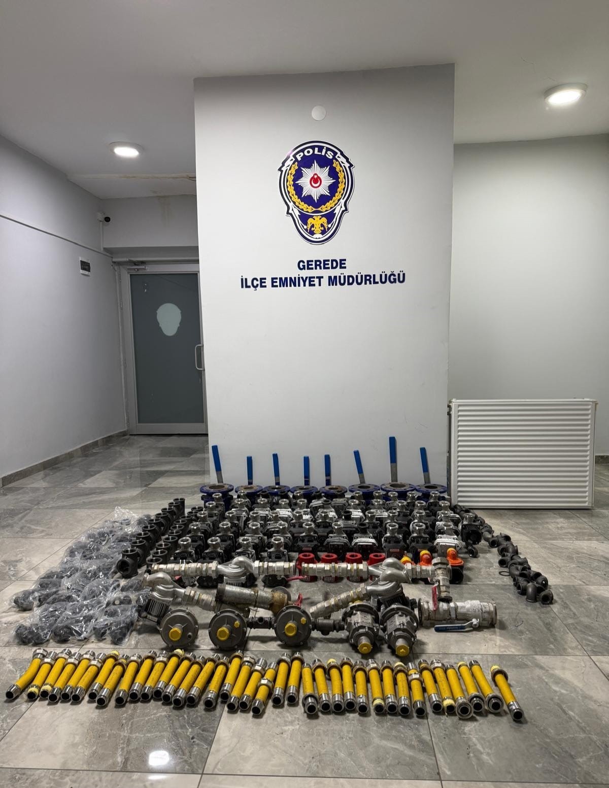 Bolu’da şantiyeden 2,5 milyon liralık malzeme çalan şüpheli tutuklandı 5 boluda santiyeden 25 milyon liralik malzeme calan supheli tutuklandi 1 CTaQbMId