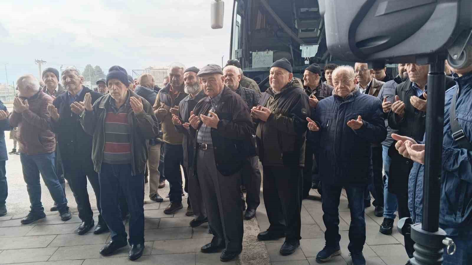 Bolu’da Şevval umresi için 25 kişilik kafile dualarla uğurlandı 5 boluda sevval umresi icin 25 kisilik kafile dualarla ugurlandi 1 ilAXfKIF