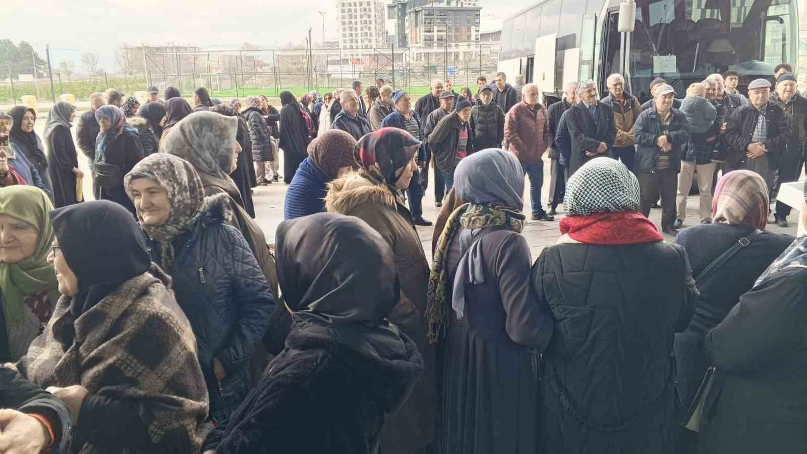 Bolu’da Şevval umresi için 25 kişilik kafile dualarla uğurlandı 6 boluda sevval umresi icin 25 kisilik kafile dualarla ugurlandi 2 b1dKERds