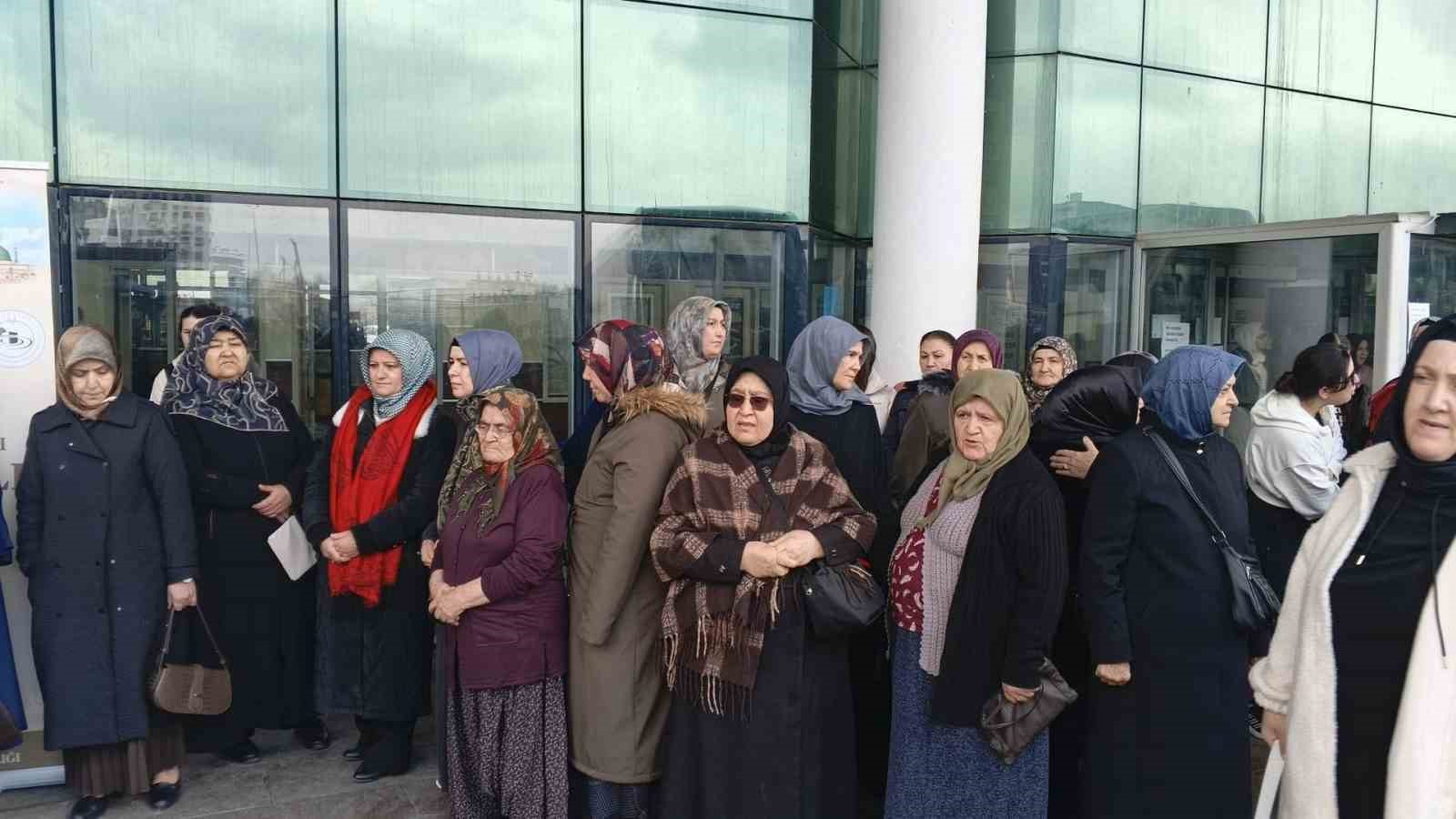 Bolu’da Şevval umresi için 25 kişilik kafile dualarla uğurlandı 7 boluda sevval umresi icin 25 kisilik kafile dualarla ugurlandi 3 pXL24c6Y