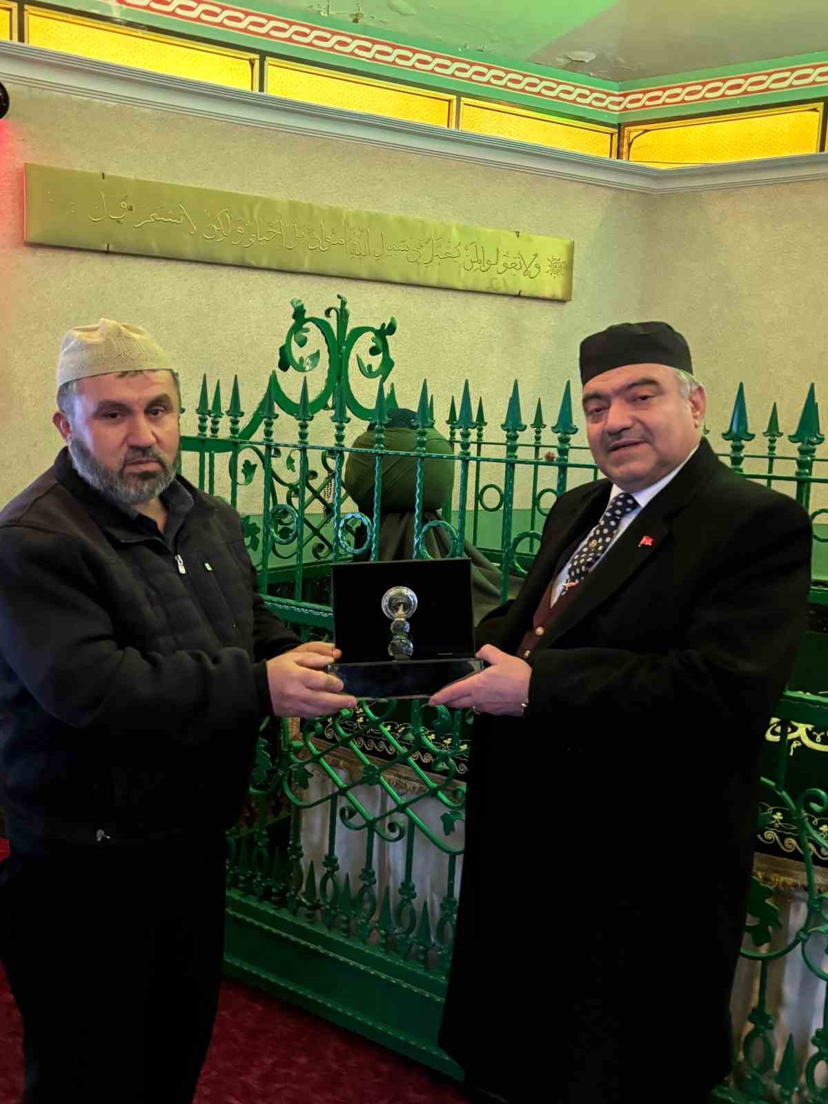 boluda seyyid ummi kemal turbesine sakal i serif bagislandi 1 337sVPSW