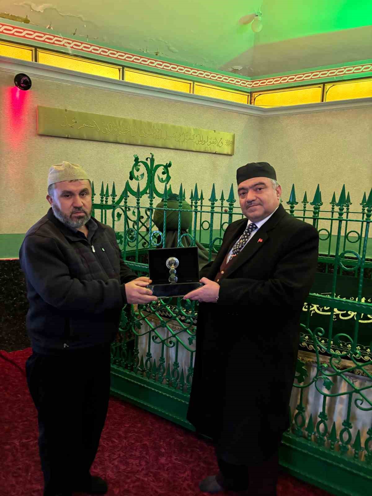 boluda seyyid ummi kemal turbesine sakal i serif bagislandi 3 QmTBzKDm