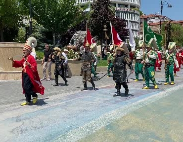 boluda-sunnet-soleni-coskusu-izzet-baysal-caddesinde-mehterli-yuruyus-YkHgmZeH.jpg