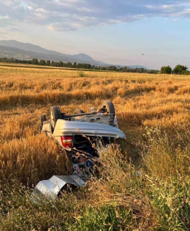 boluda-tarlaya-ucan-otomobil-hurdaya-dondu-surucu-kayiplara-karisti-kUME2Sfk.jpg