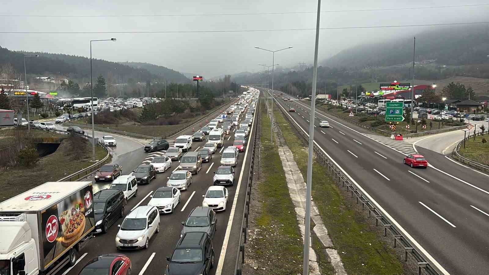 boluda tatilcilerin donus yogunlugu kilometrelerce arac kuyrugu olustu 3 CDqhyQKi