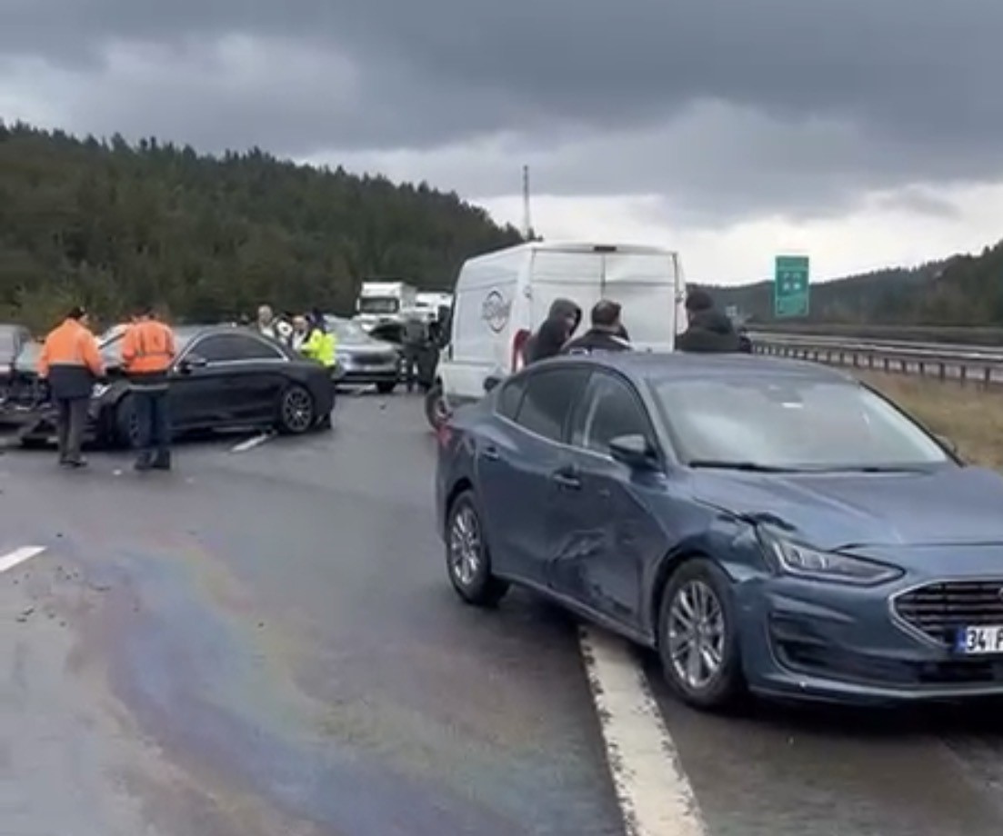 boluda tem otoyolunda 10 aracli zincirleme kaza 6 yarali 1 67ieFX2l