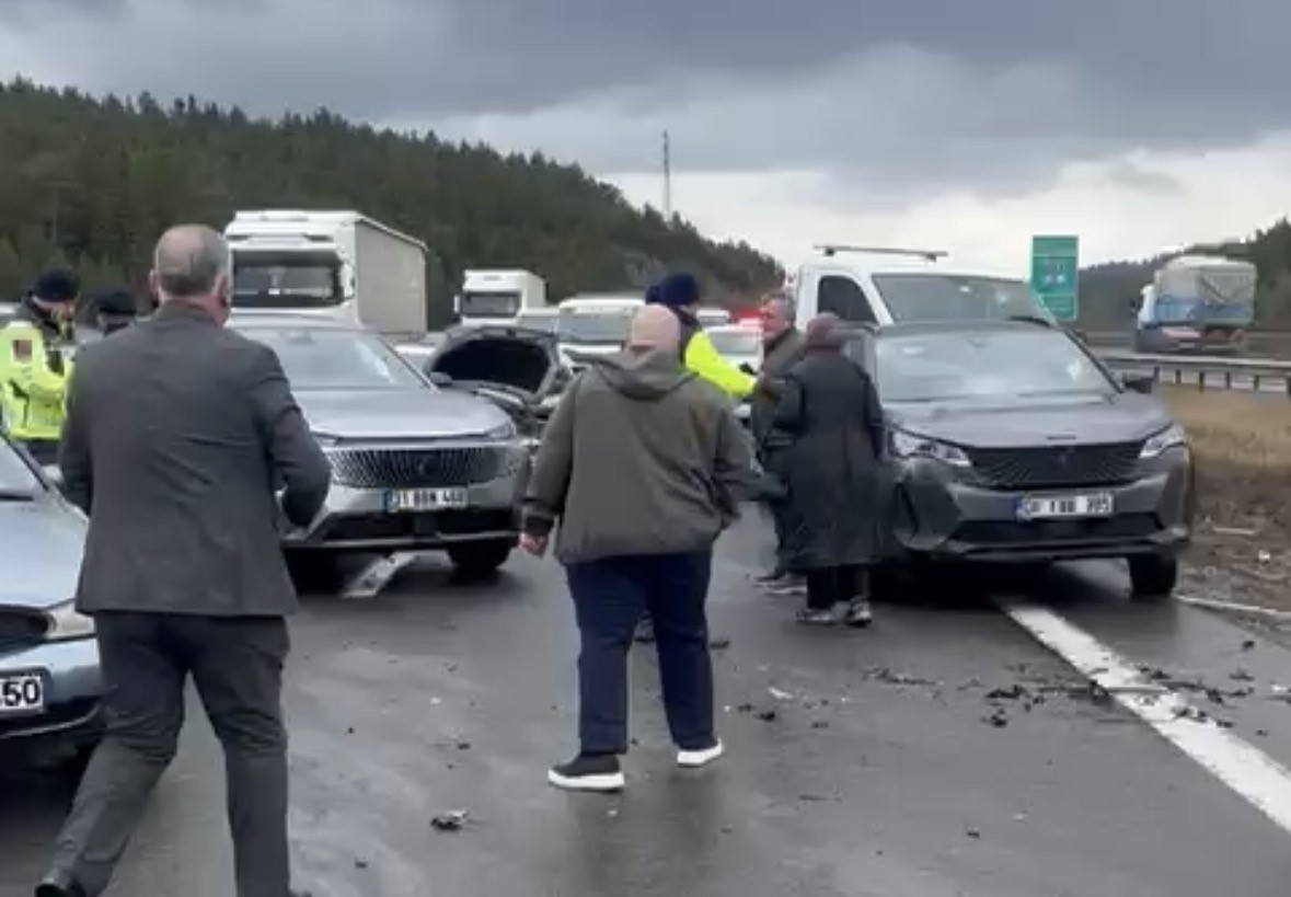 boluda tem otoyolunda 10 aracli zincirleme kaza 6 yarali 2