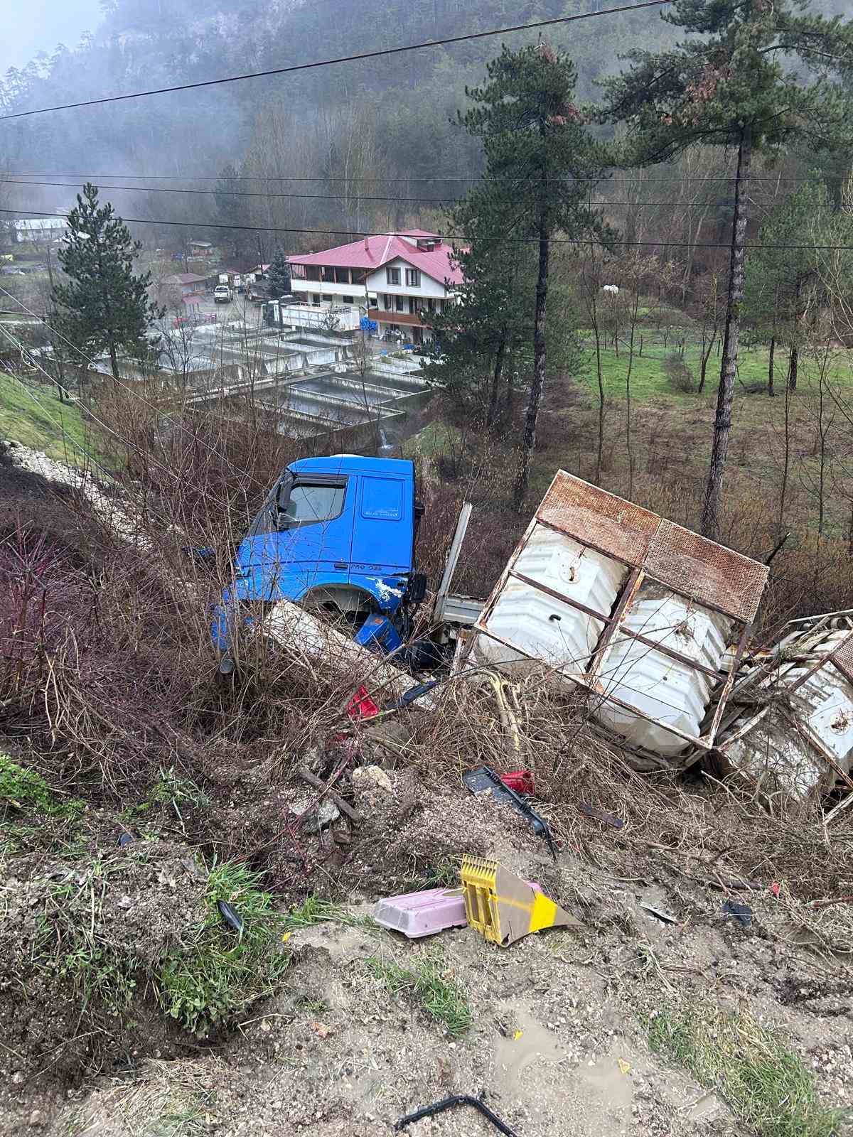 boluda tir sarampole devrildi elektrik diregi zarar gordu 0 6gYEbB4I