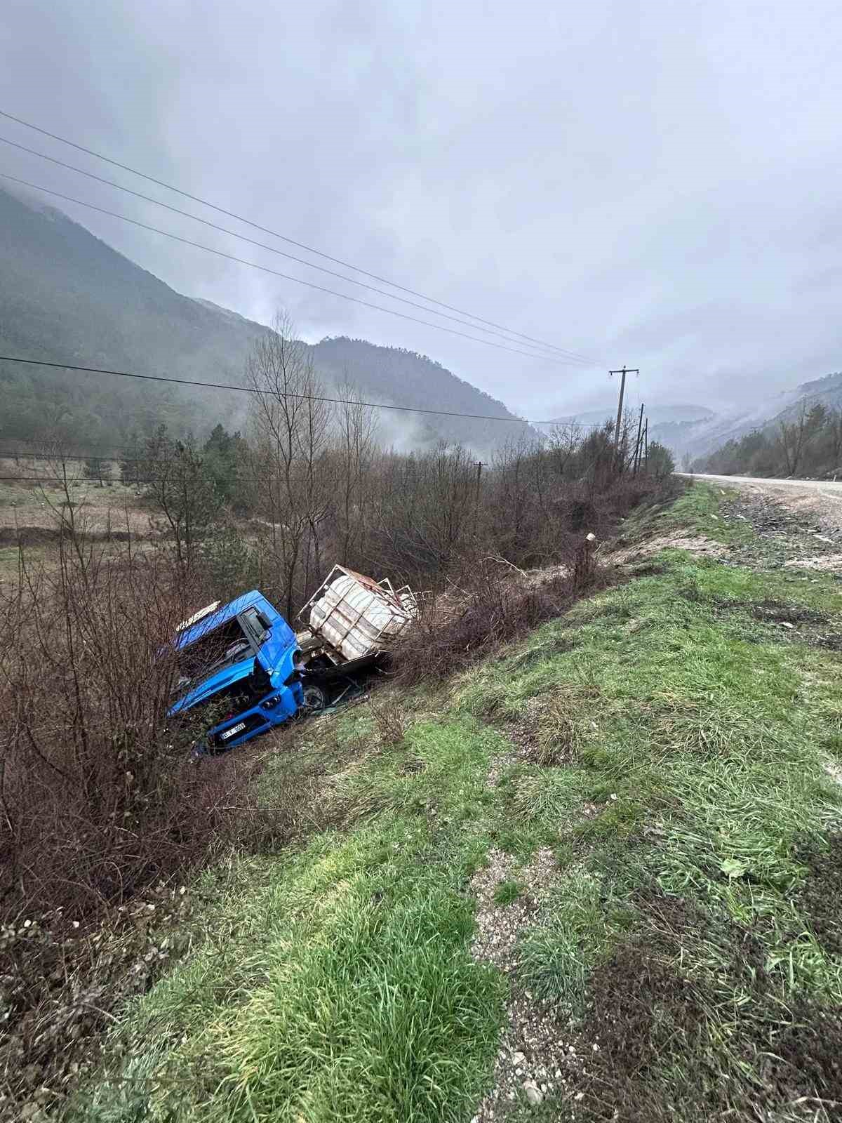 boluda tir sarampole devrildi elektrik diregi zarar gordu 1 IEfLSTBu
