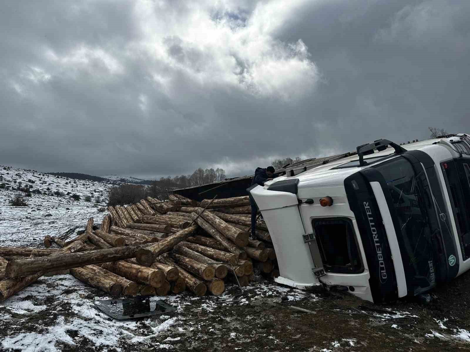 boluda tomruk yuklu tir devrildi 1 yarali 2 uU7uS5O8