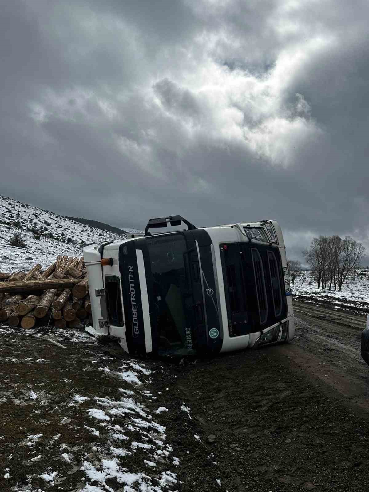 boluda tomruk yuklu tir devrildi 1 yarali 3 bOJdbTXX
