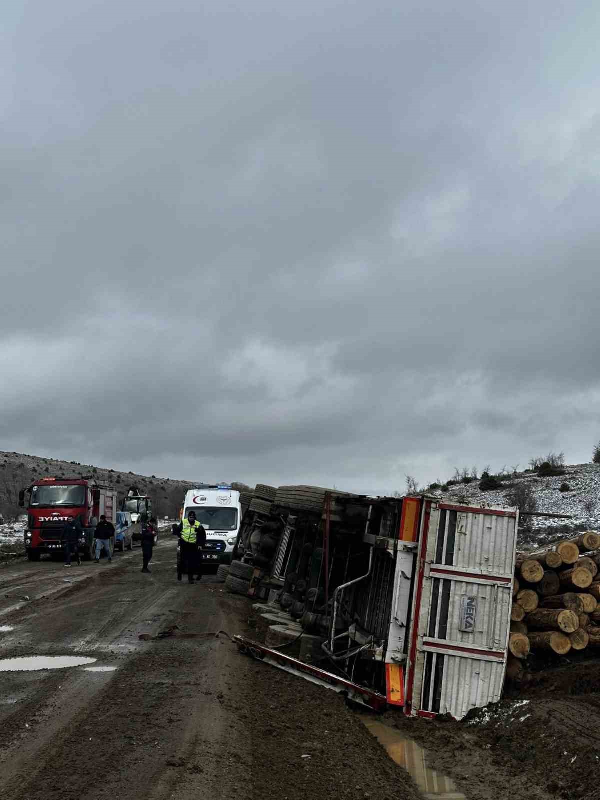 boluda tomruk yuklu tir devrildi 1 yarali 4 uD6AjJvk