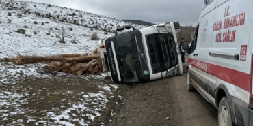 boluda-tomruk-yuklu-tir-devrildi-1-yarali-OyHhnAnk.jpg