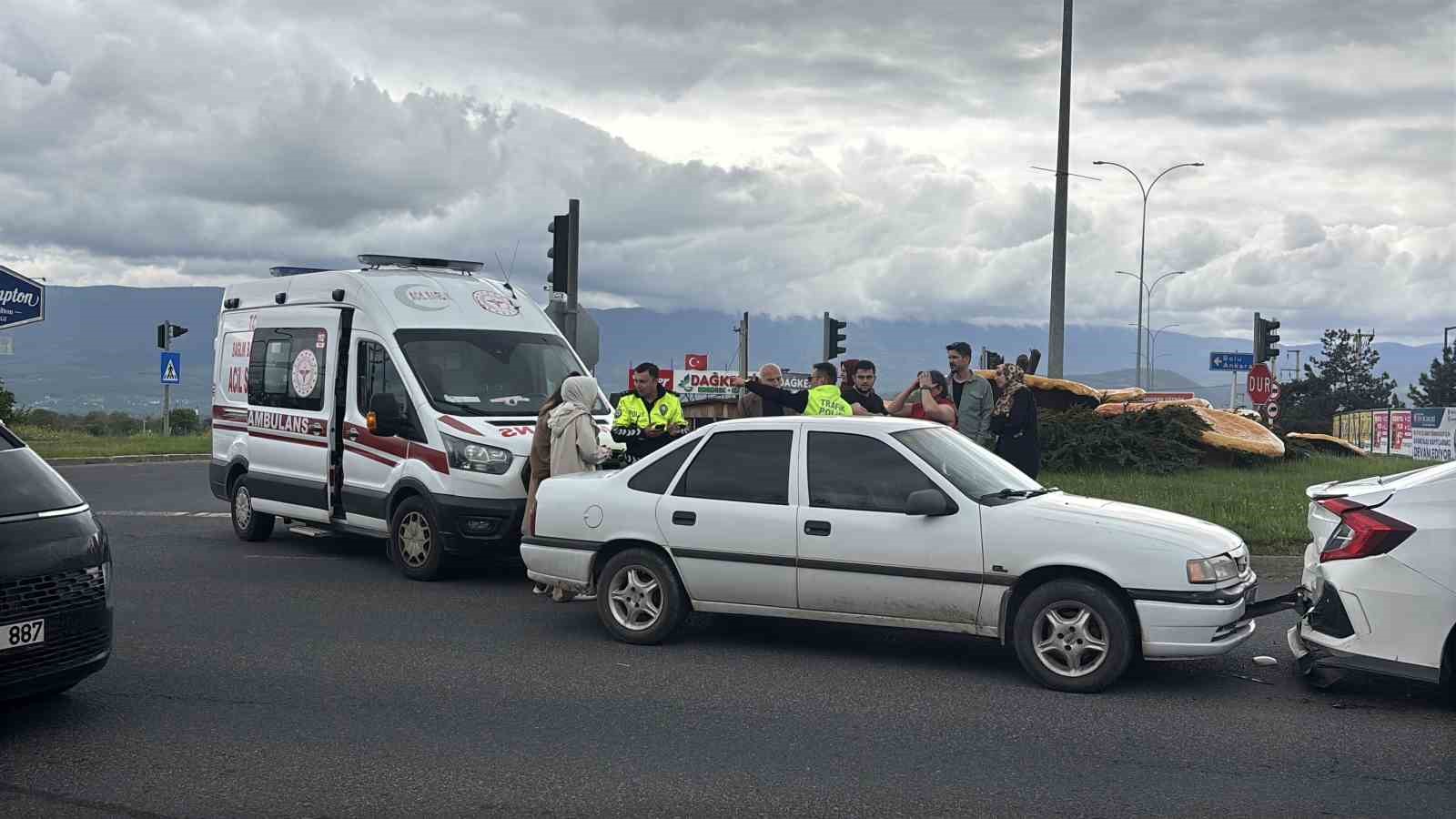 boluda trafik isiklarinda bekleyen otomobile carpan aractaki 1 kisi yaralandi 0 m1TNup5v