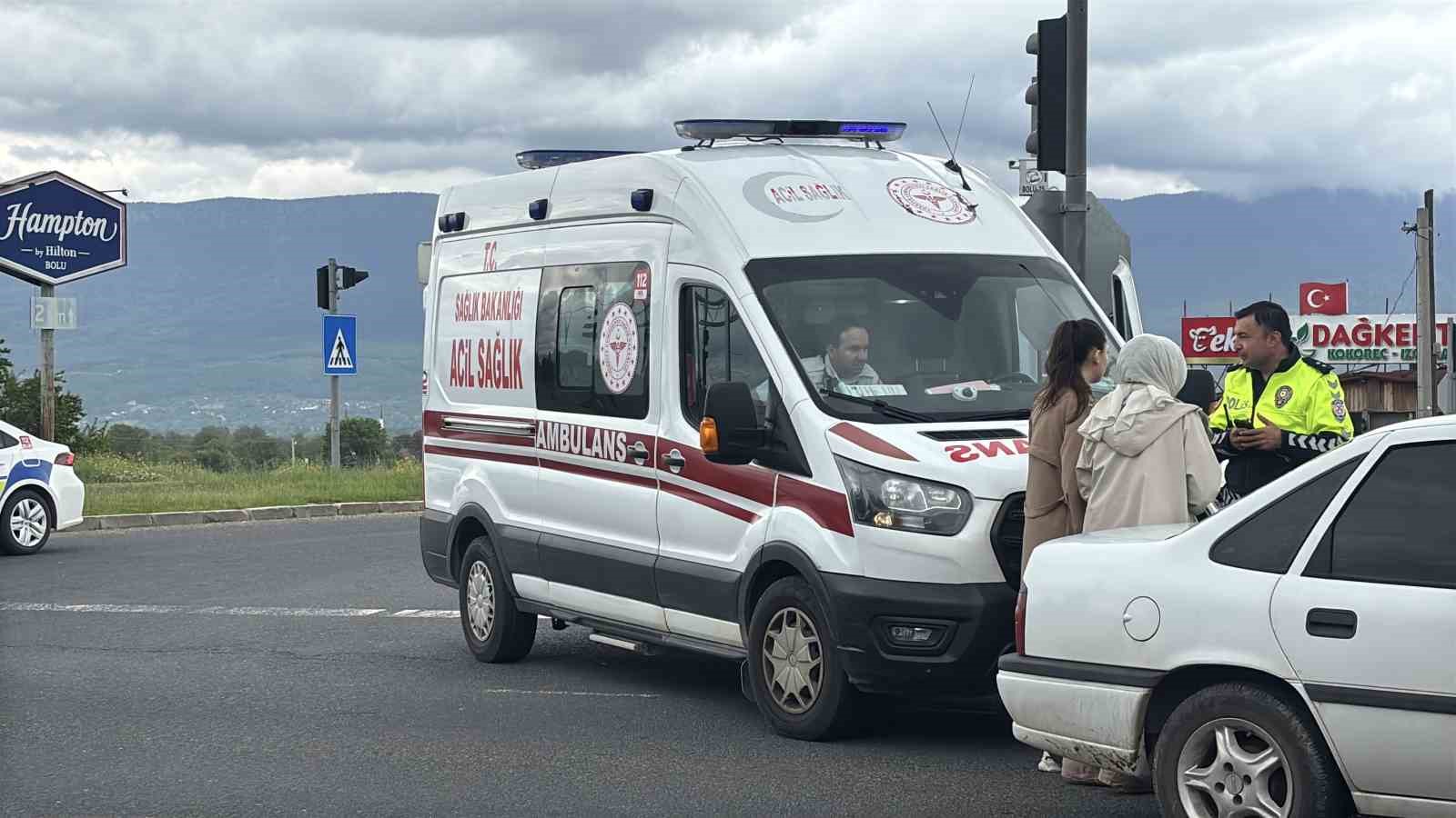 boluda trafik isiklarinda bekleyen otomobile carpan aractaki 1 kisi yaralandi 1