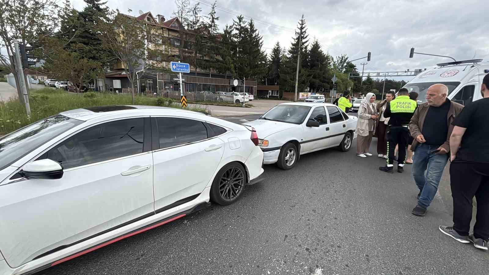 boluda trafik isiklarinda bekleyen otomobile carpan aractaki 1 kisi yaralandi 2 yeF162N1