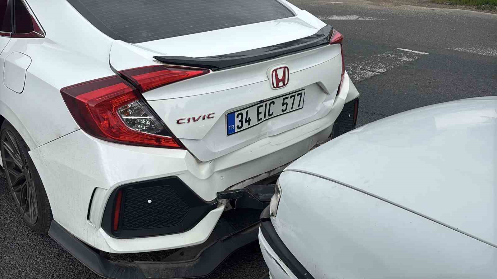 boluda trafik isiklarinda bekleyen otomobile carpan aractaki 1 kisi yaralandi 3 cr6DNG4O