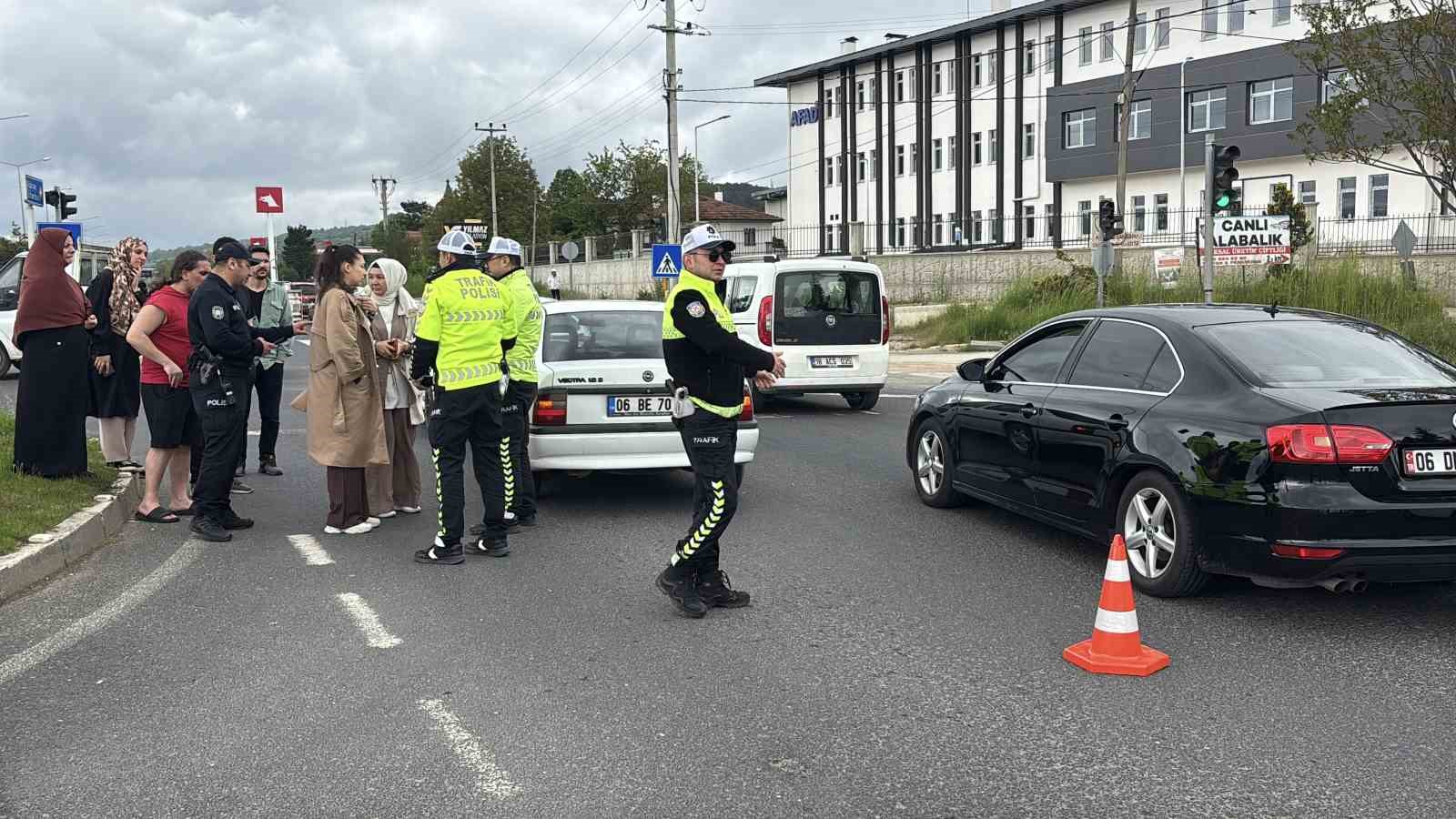 boluda trafik isiklarinda bekleyen otomobile carpan aractaki 1 kisi yaralandi 4 kM8Bh8LG
