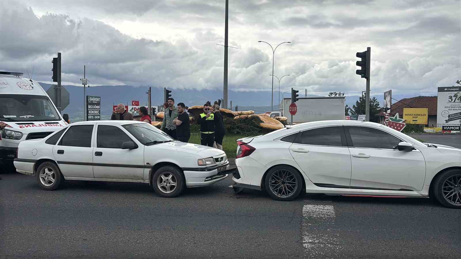 boluda trafik isiklarinda bekleyen otomobile carpan aractaki 1 kisi yaralandi 5
