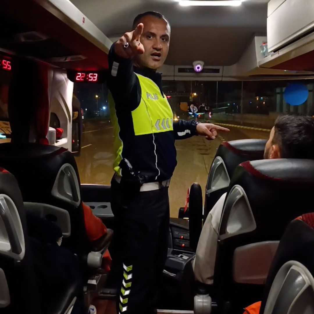 boluda trafik komiserinden yolculara hayati uyari 0 OhfmVYP6