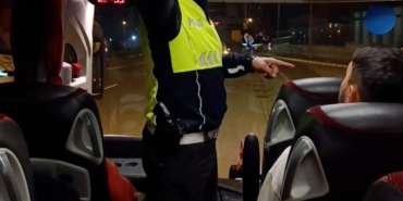 boluda-trafik-komiserinden-yolculara-hayati-uyari-mWFZ9AIh.jpg
