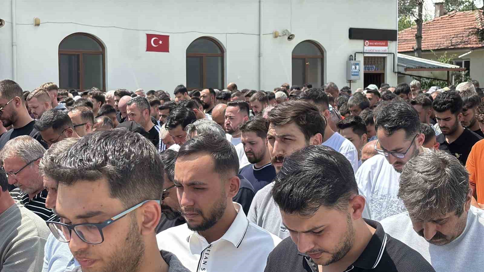 boluda ucuruma yuvarlanan cipte hayatini kaybeden iki sevgili son yolculuklarina ugurlandi 0 mKfS29Ah