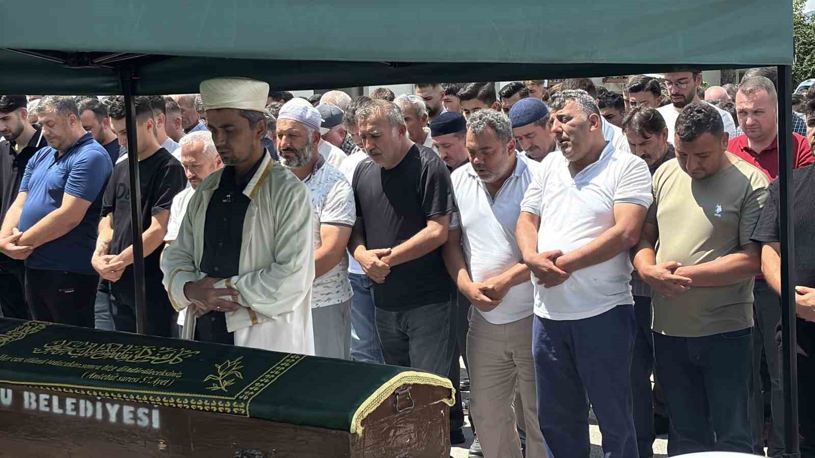 boluda ucuruma yuvarlanan cipte hayatini kaybeden iki sevgili son yolculuklarina ugurlandi 1 1ak6JTzY