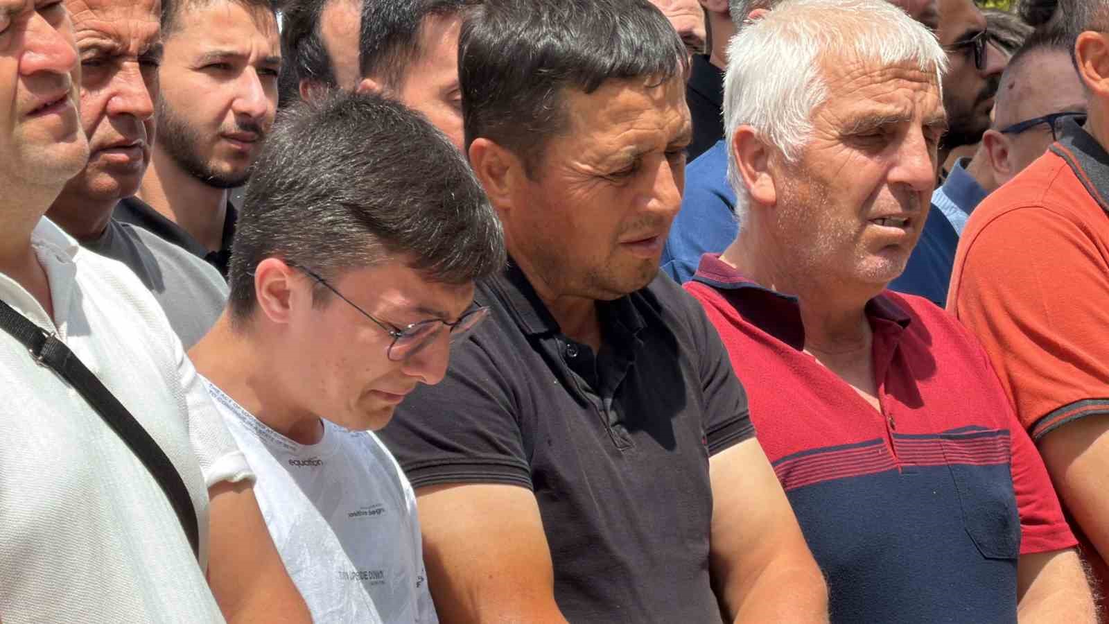 boluda ucuruma yuvarlanan cipte hayatini kaybeden iki sevgili son yolculuklarina ugurlandi 10 DvKvLaQq