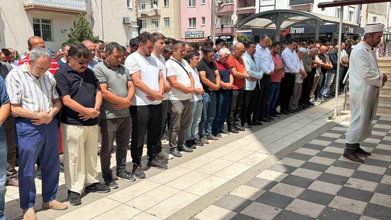 boluda ucuruma yuvarlanan cipte hayatini kaybeden iki sevgili son yolculuklarina ugurlandi 12 d3nJqrAB