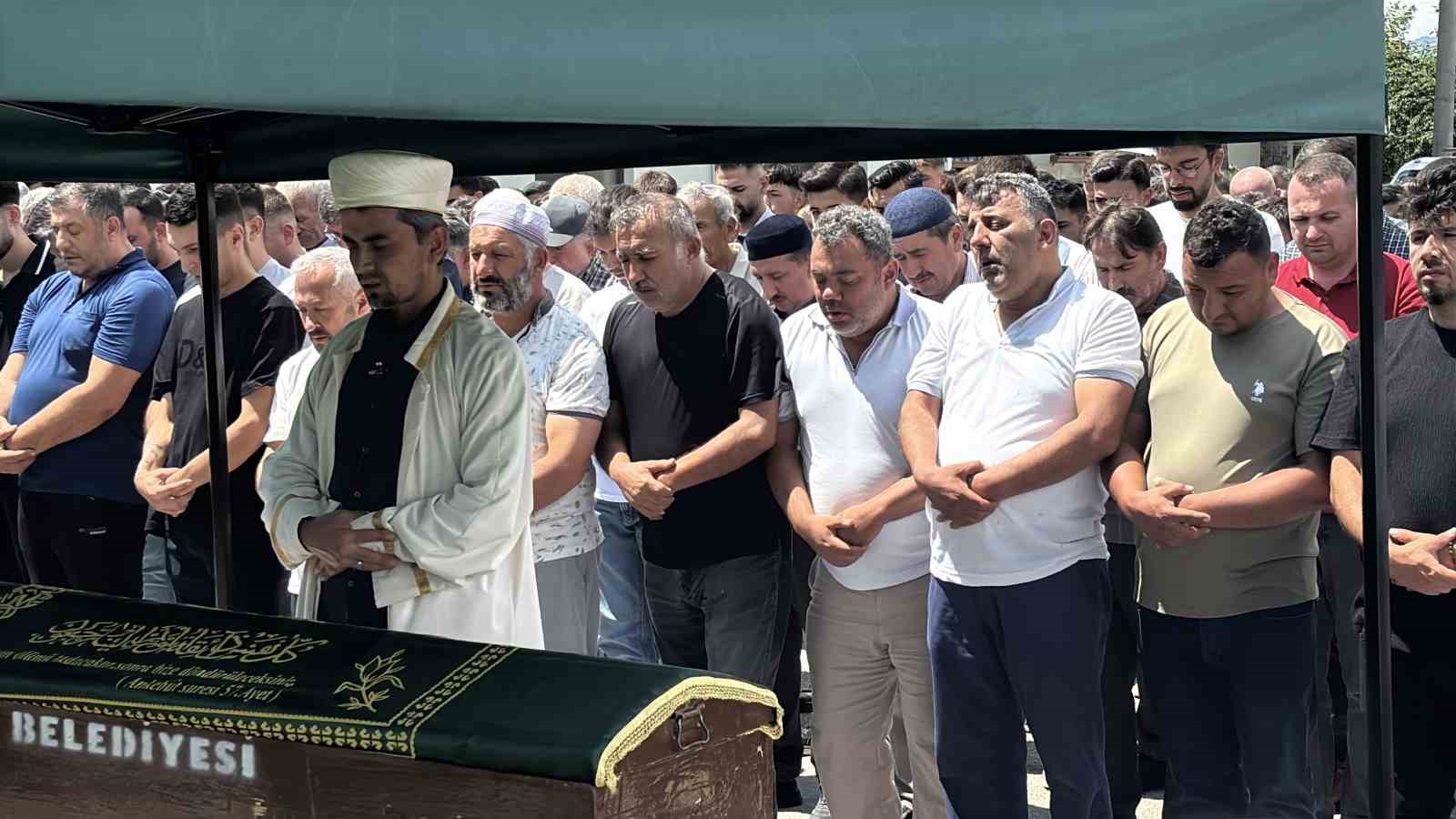 boluda ucuruma yuvarlanan cipte hayatini kaybeden iki sevgili son yolculuklarina ugurlandi 2 hWlpRTQW