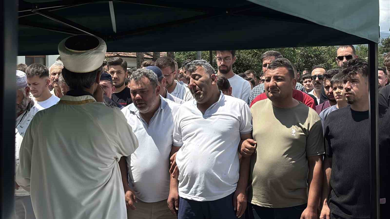 boluda ucuruma yuvarlanan cipte hayatini kaybeden iki sevgili son yolculuklarina ugurlandi 3 BdjHNSR4