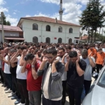 boluda-ucuruma-yuvarlanan-cipte-hayatini-kaybeden-iki-sevgili-son-yolculuklarina-ugurlandi-5IIR5anB.jpg