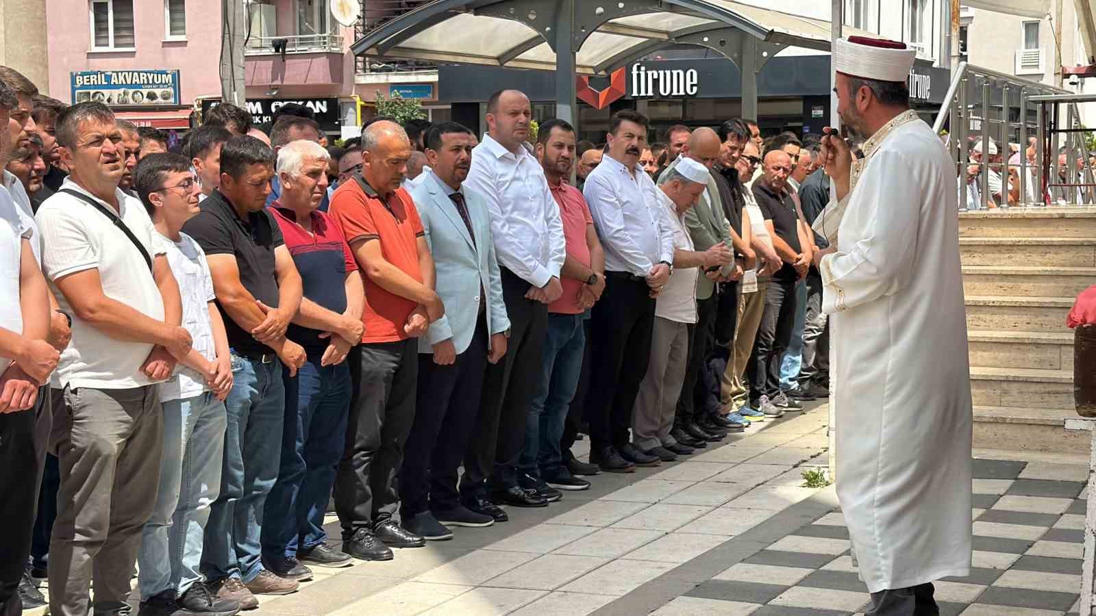 boluda ucuruma yuvarlanan cipte hayatini kaybeden iki sevgili son yolculuklarina ugurlandi 9 PssXsfjm