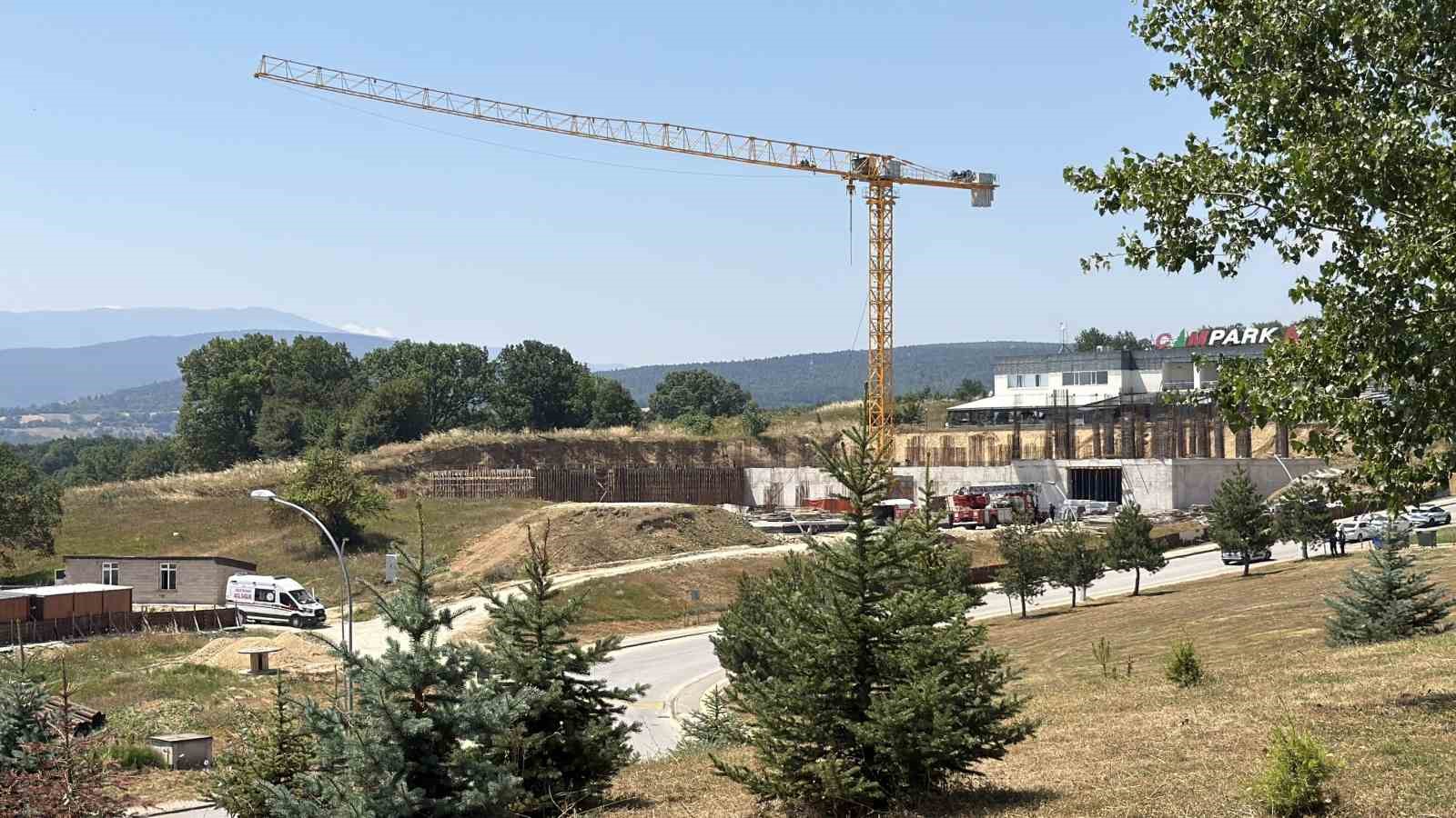 Bolu’da üniversitenin ek bina inşaatında maaş krizi: İşçi vince çıktı 5 boluda universitenin ek bina insaatinda maas krizi isci vince cikti 1 pIsgKYgb