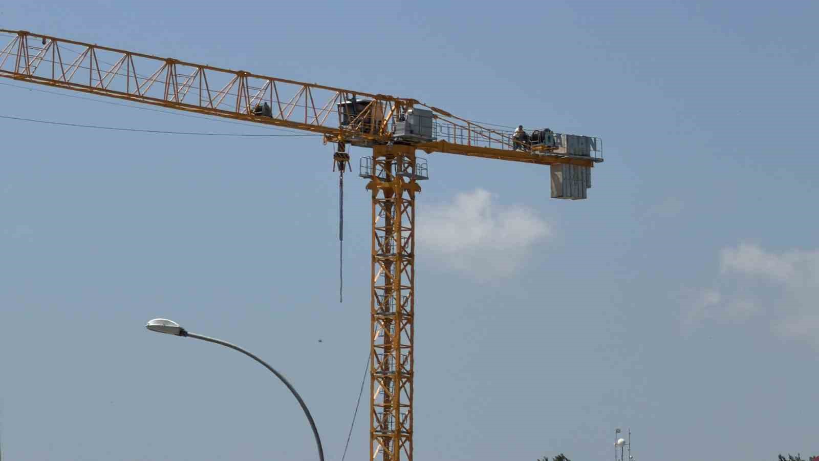 Bolu’da üniversitenin ek bina inşaatında maaş krizi: İşçi vince çıktı 7 boluda universitenin ek bina insaatinda maas krizi isci vince cikti 3 NILOCWuw