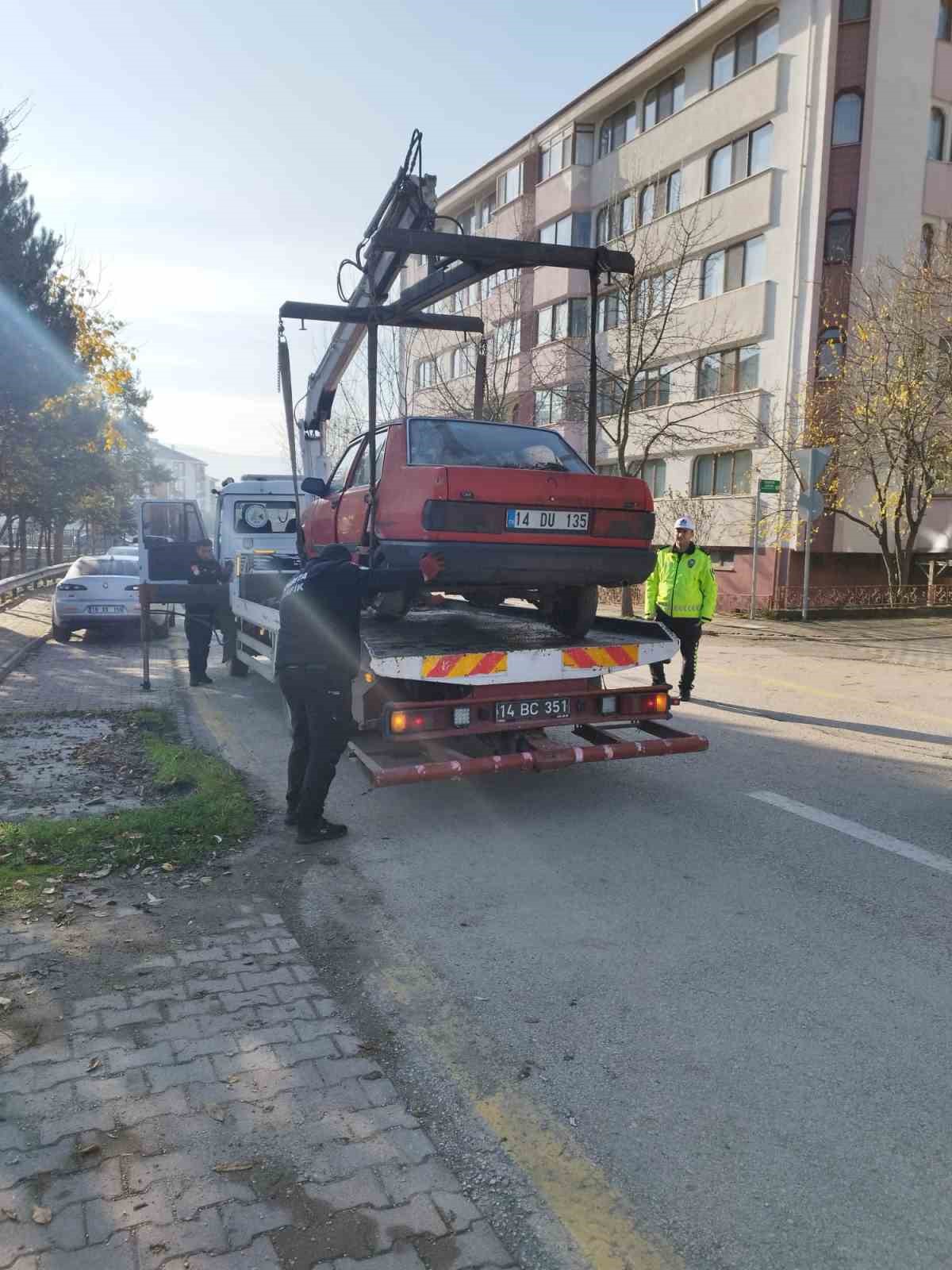 Bolu’da uzun süredir park halindeki hurda araçlar toplanıyor 4 boluda uzun suredir park halindeki hurda araclar toplaniyor 0
