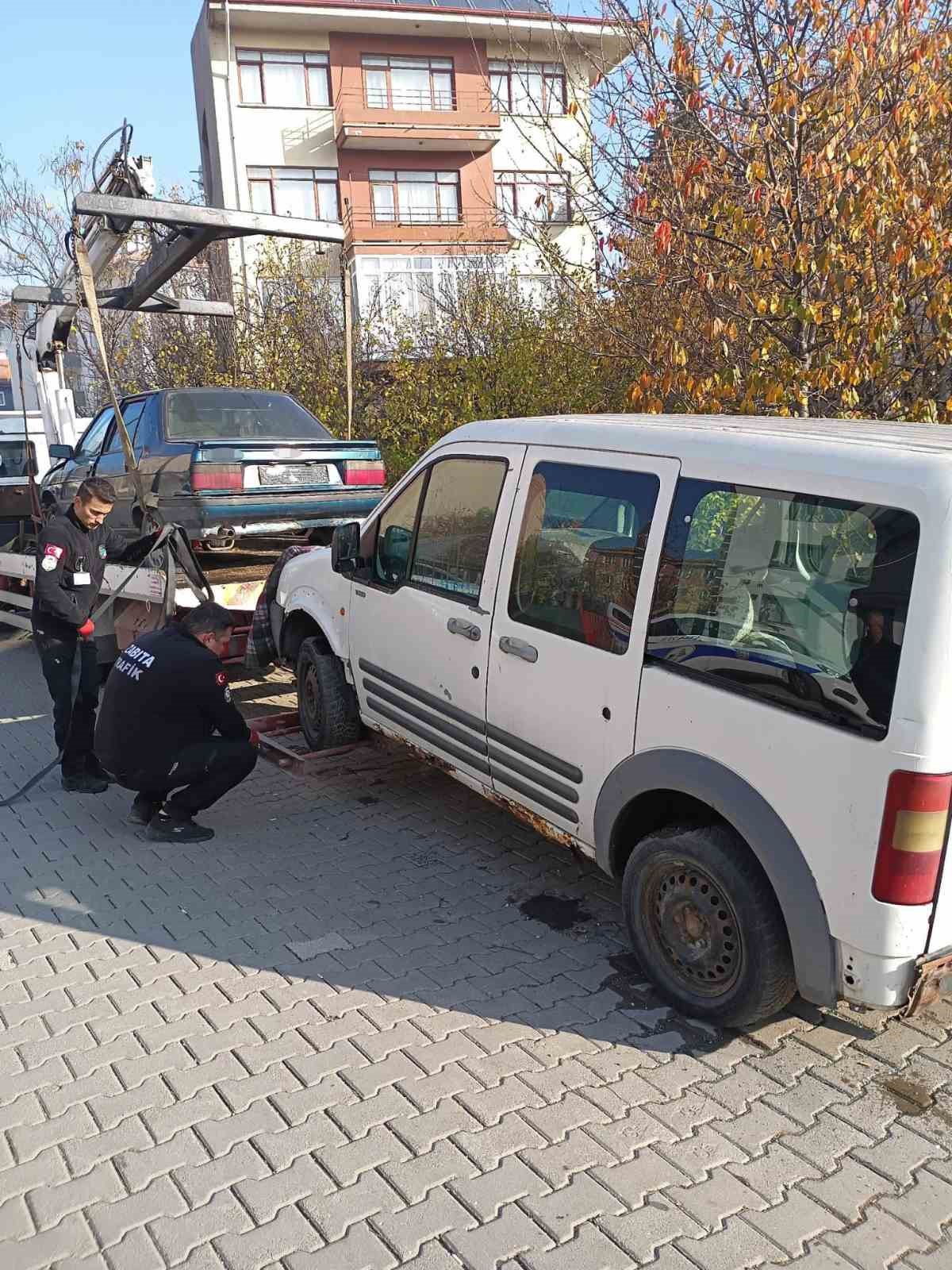 Bolu’da uzun süredir park halindeki hurda araçlar toplanıyor 6 boluda uzun suredir park halindeki hurda araclar toplaniyor 2 luzp96qP