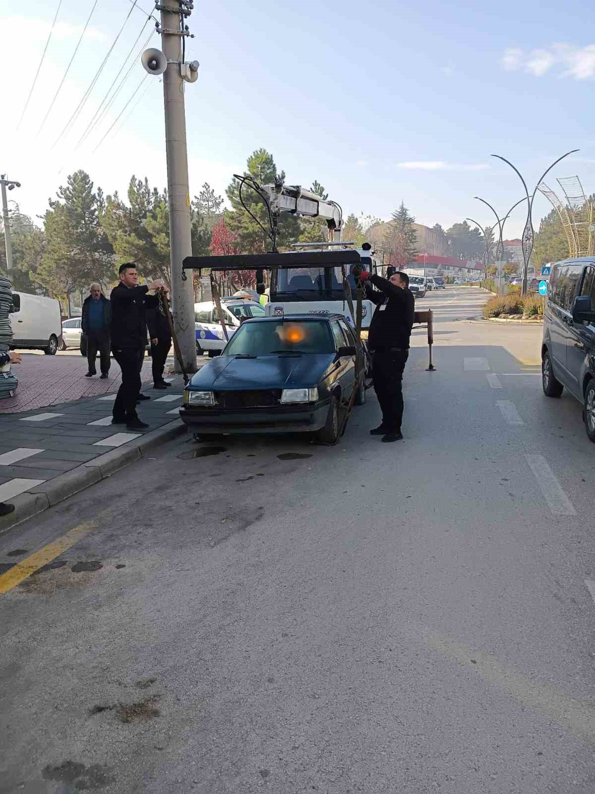 Bolu’da uzun süredir park halindeki hurda araçlar toplanıyor 7 boluda uzun suredir park halindeki hurda araclar toplaniyor 3 1HpdgNRf