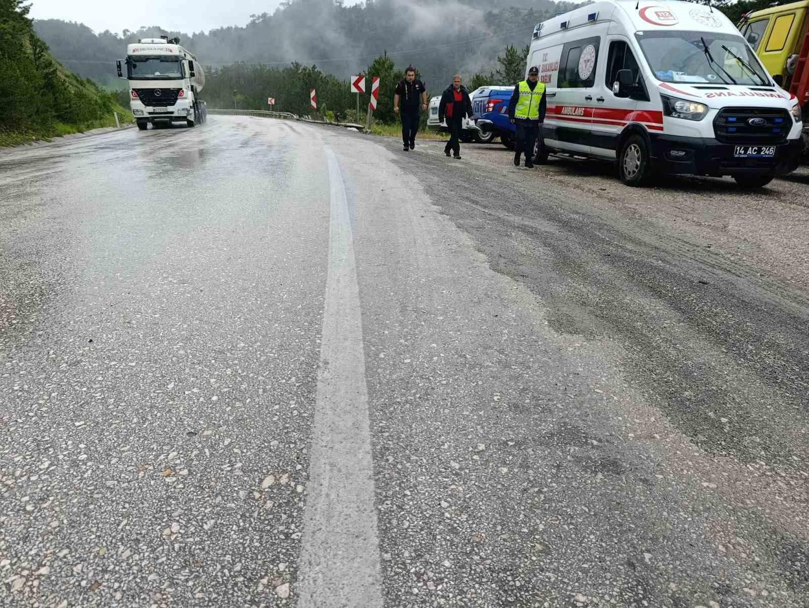 boluda viraji alamayan hafif ticari arac yoldan cikti 3 yarali 0 DyheJVpC