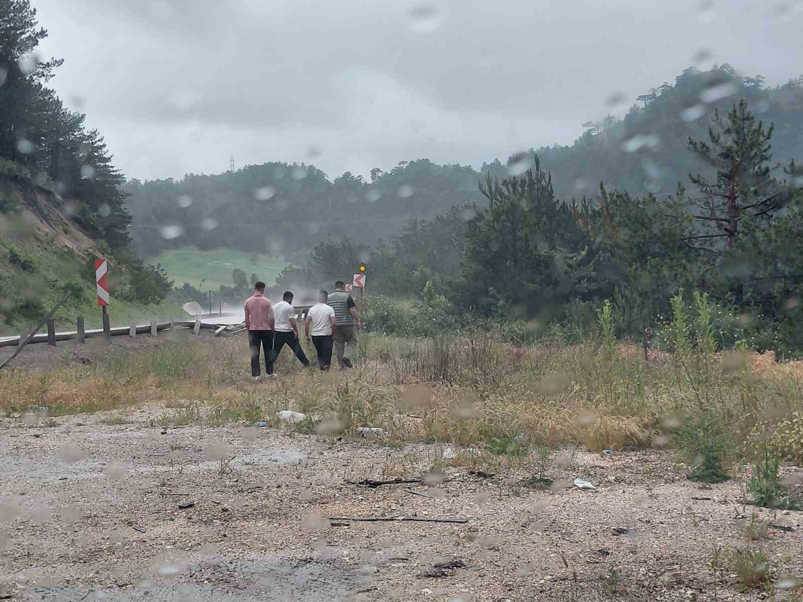 boluda viraji alamayan hafif ticari arac yoldan cikti 3 yarali 1 9zY3brcb
