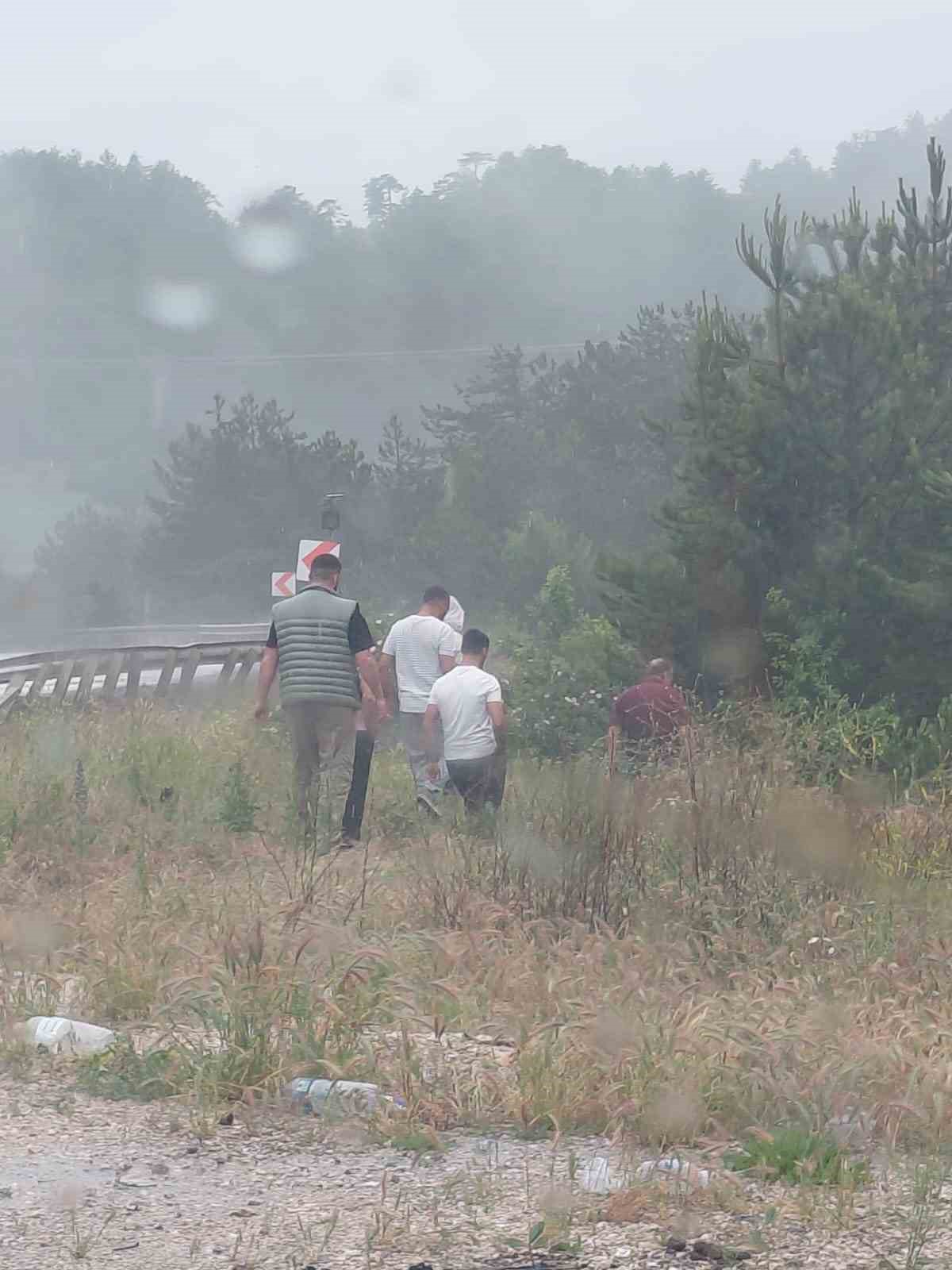 boluda viraji alamayan hafif ticari arac yoldan cikti 3 yarali 4