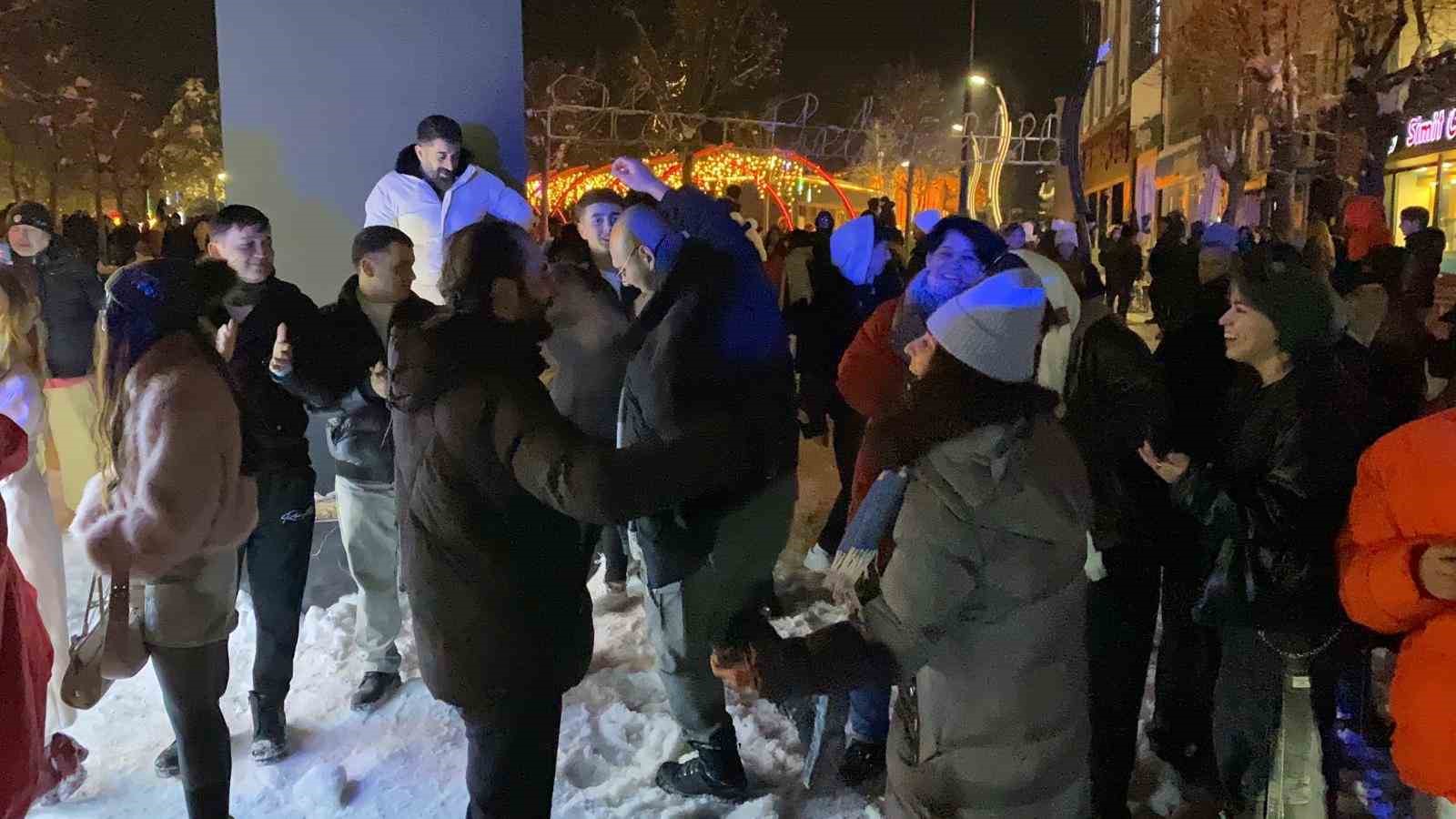 boluda yeni yil coskusu kimisi oyun havasiyla kimisi evlilik teklifiyle 2026ya girdi 3 v4YmCQiU