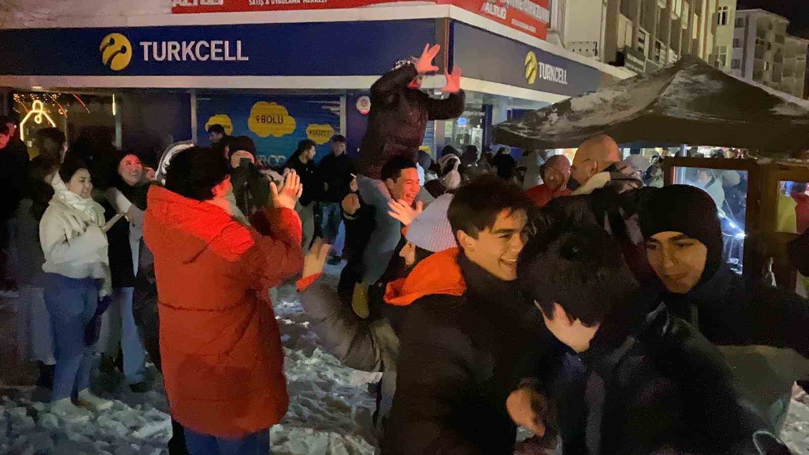 boluda yeni yil coskusu kimisi oyun havasiyla kimisi evlilik teklifiyle 2026ya girdi 4 2idAk4m8