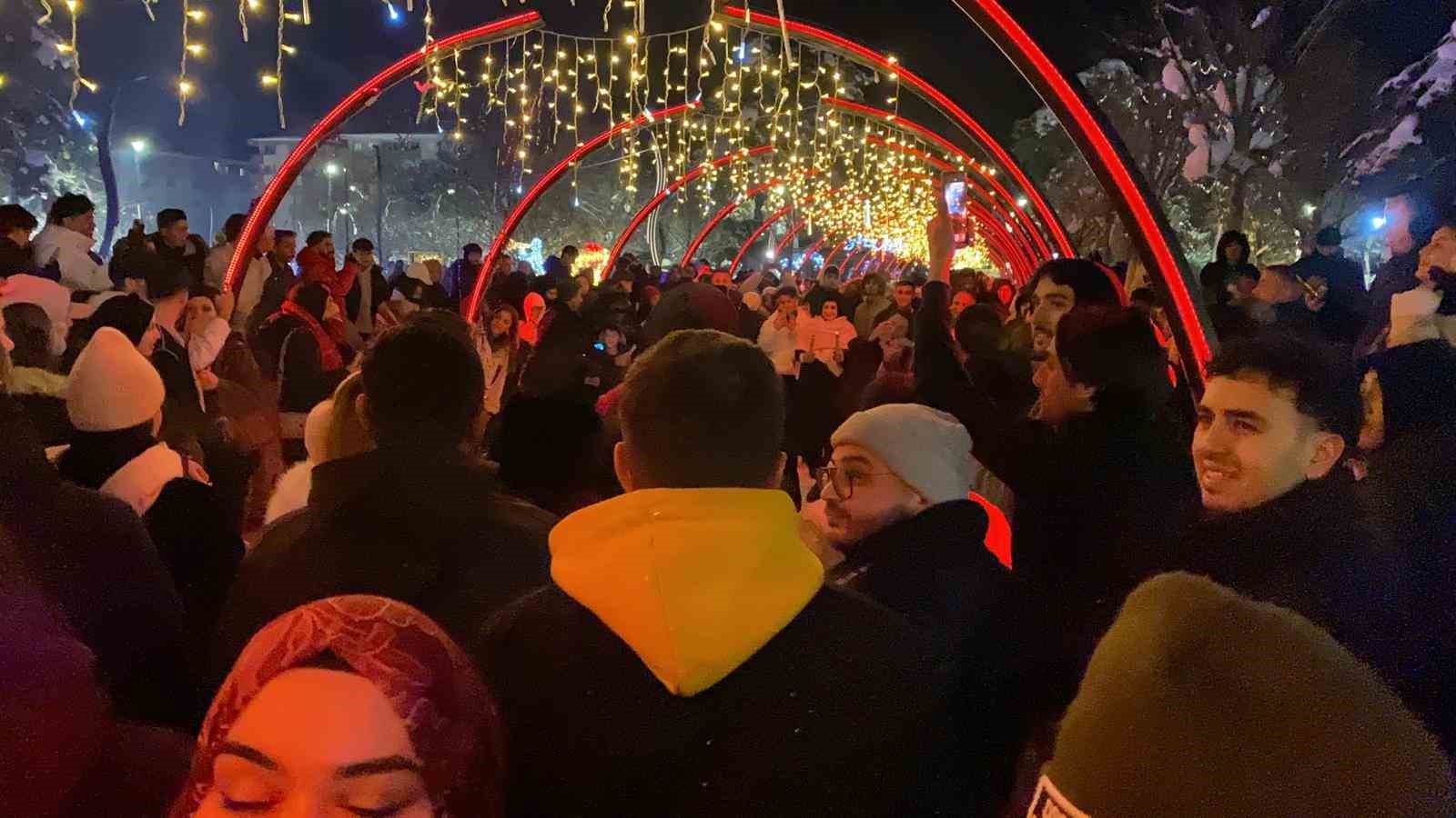 boluda yeni yil coskusu kimisi oyun havasiyla kimisi evlilik teklifiyle 2026ya girdi 5 vXtRd9SP