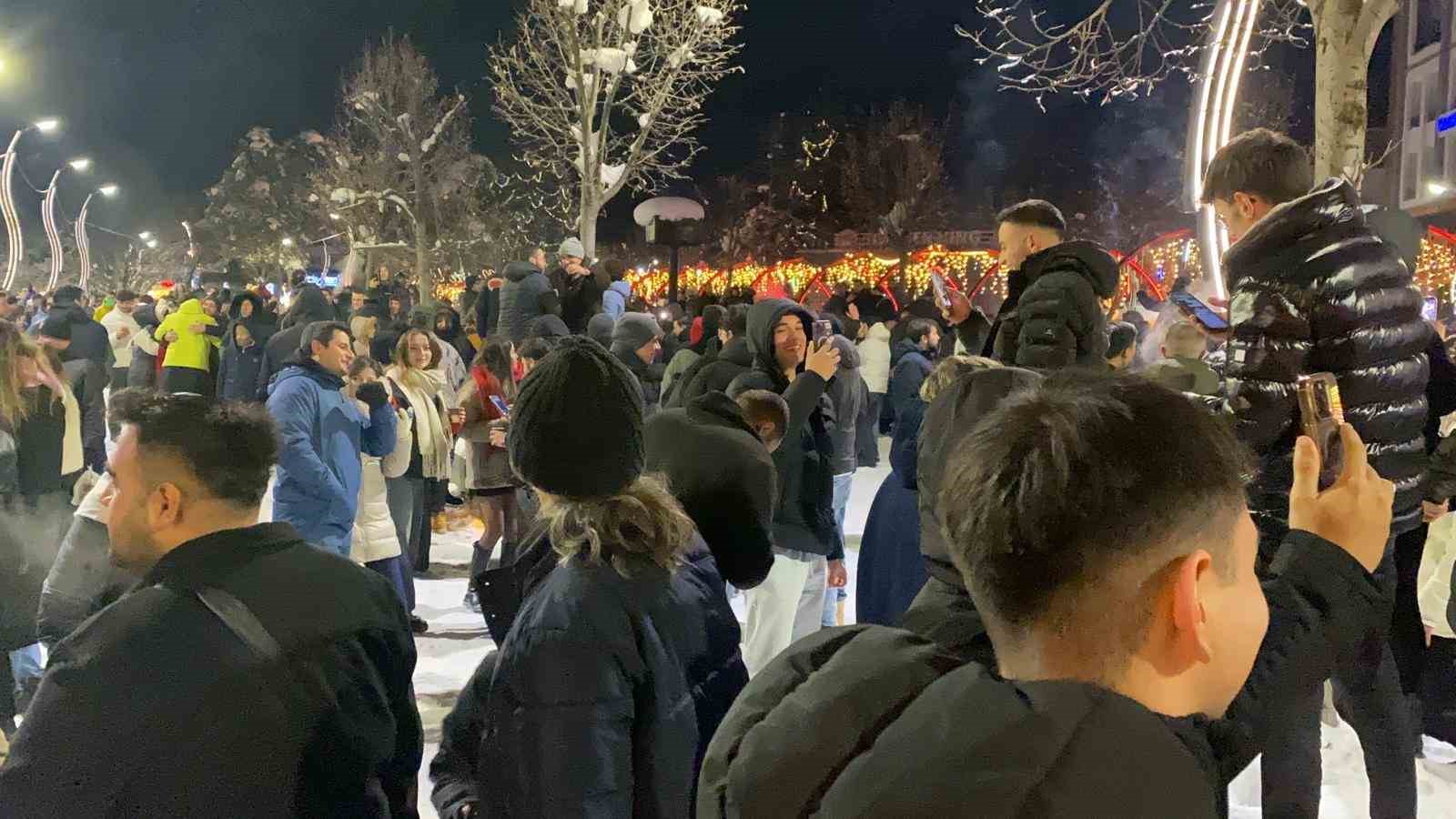 boluda yeni yil coskusu kimisi oyun havasiyla kimisi evlilik teklifiyle 2026ya girdi 6 FvMrKjHX